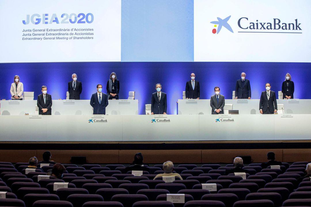 El presidente de CaixaBank, Jordi Gual (c) y el consejero delegado, Gonzalo Gortázar (2i), durante la junta de accionistas de CaixaBank para dar luz verde al proyecto de fusión con Bankia, una operación que dará lugar al primer banco de España, con un volumen de activos superior a 660.000 millones de euros, cuotas de mercado cercanas al 25 %, más de 20 millones de clientes y sede social en València.