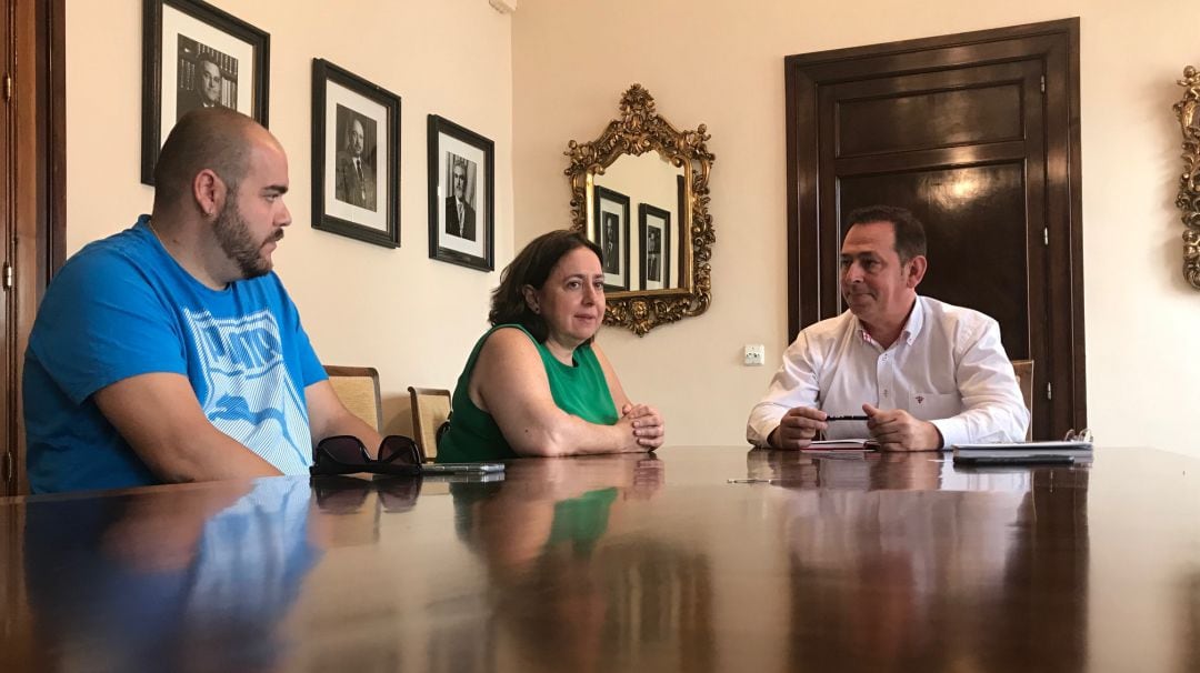 De izquierda a derecha, el presidente de la asociación de personas con lesión medular y otras discapacidades físicas de Jaén, Carlos Linares; la máxima responsable de Fejidif, Pilar Martínez, y el concejal de Mantenimiento Urbano, Javier Padorno.