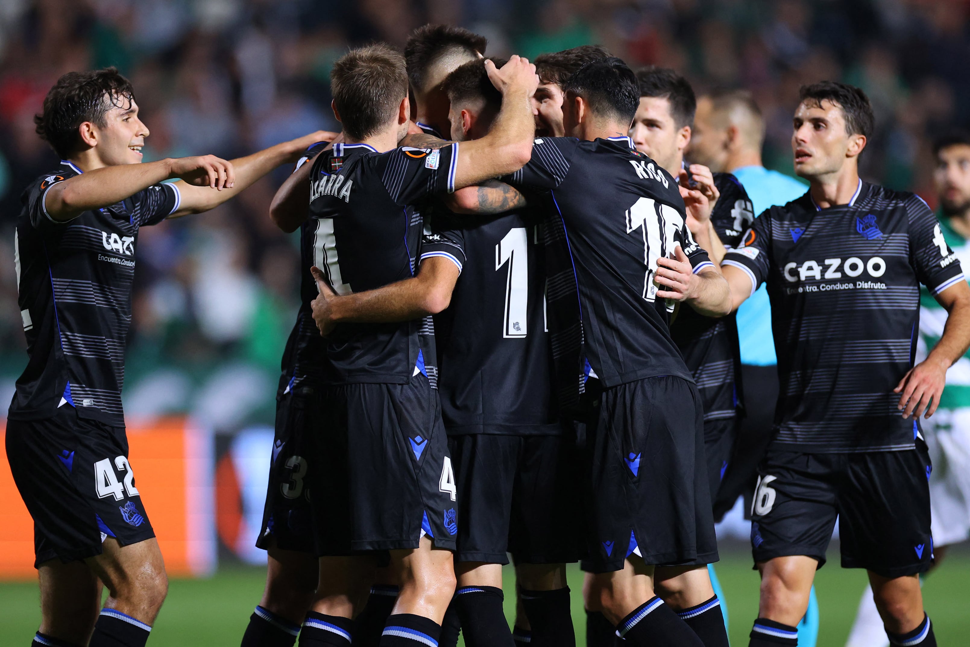 Los jugadores de la Real Sociedad celebran el segundo gol