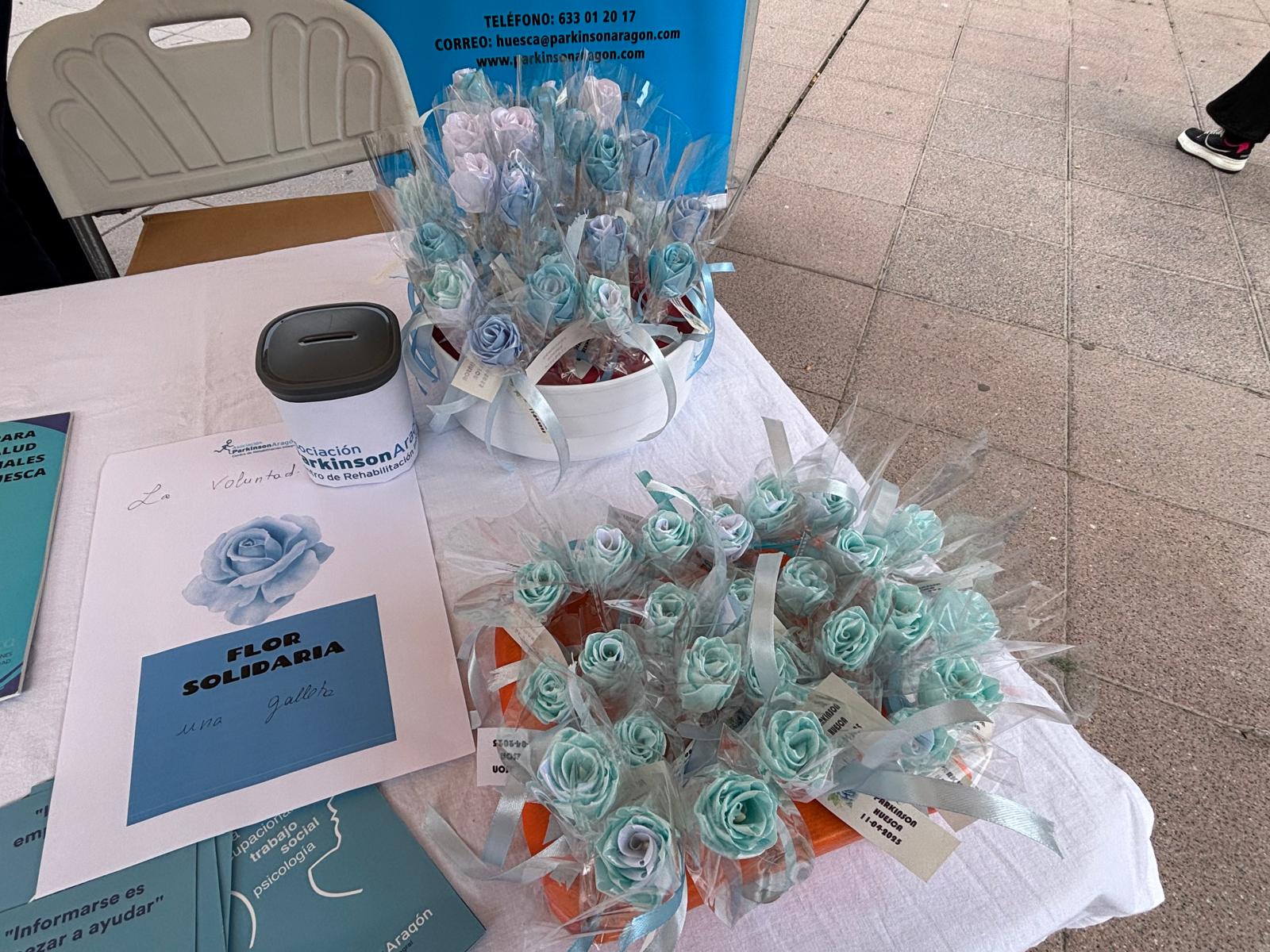 Flores solidarias que se ofrecían en la mesa informativa sobre el Parkinson