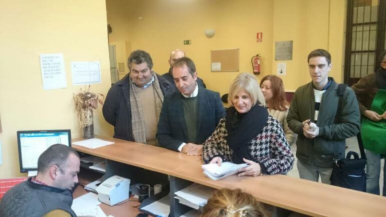 Imagen de María José García Pelayo, PP, junto a sus compañeros del partido en el registro municipal