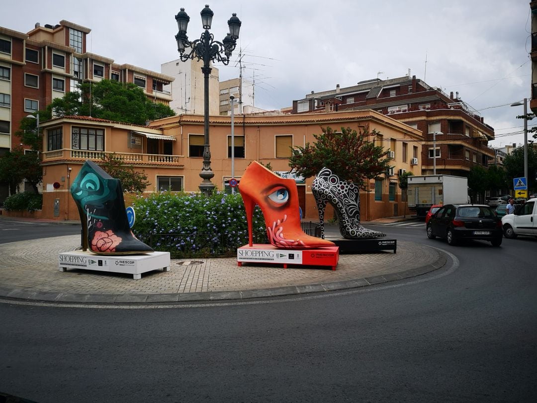 Zapatos gigantes en La Farola