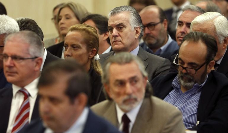 El extesorero del PP Luis Bárcenas, junto a Francisco Correa, presunto cabecilla de la trama Gürtel, Pablo Crespo, exsecretario de Organización del PP de Galicia y supuesto número dos de la trama, y Carmen Rodríguez, ex esposa de Francisco Correa, durante.