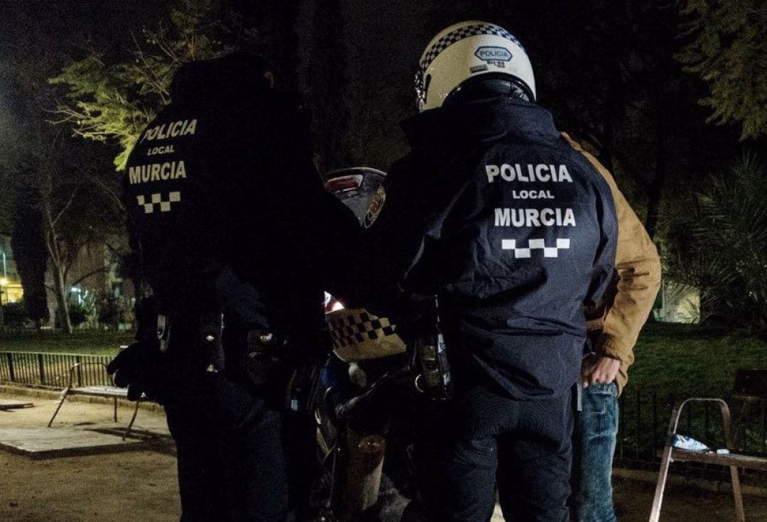 Imagen de una de las denuncias por botellón en Murcia. Foto de archivo