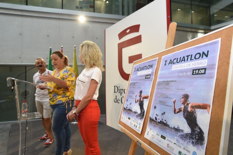 Purificación López, diputada de deportes y Carmen Moya, concejala de deporte de gualchos presentan el I Acuatlón de Castell de Ferro