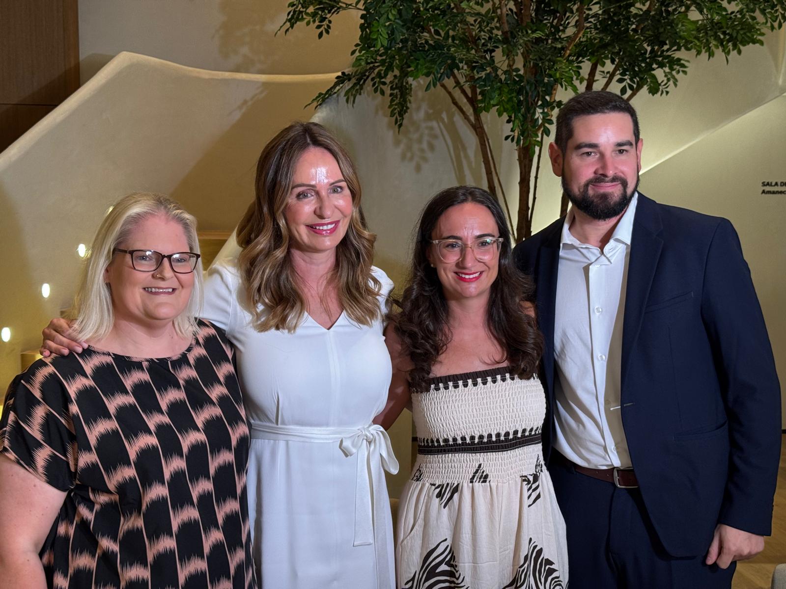Louise Joy Brown, Inge Kormelink, Laura García y Abraham Zavala