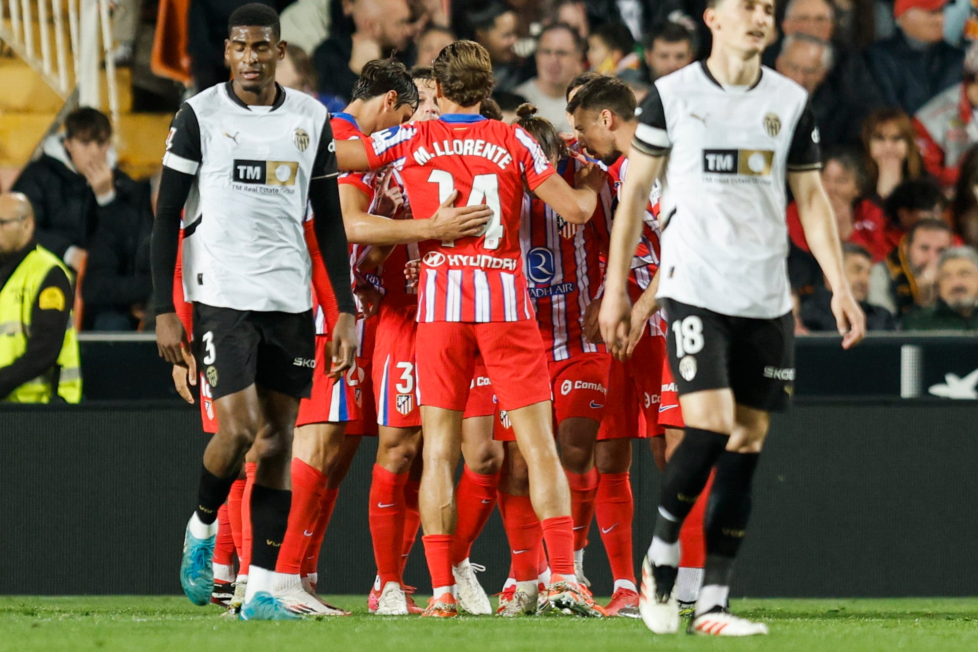 VALENCIA, 22/02/2025.- Los jugadores del Atlético de Madrid celebran el primer gol del equipo rojiblanco durante el encuentro correspondiente a la jornada 25 de Laliga EA Sports que disputan hoy sábado Valencia y Atlético de Madrid en el estadio de Mestalla. EFE / Kai Forsterling.
