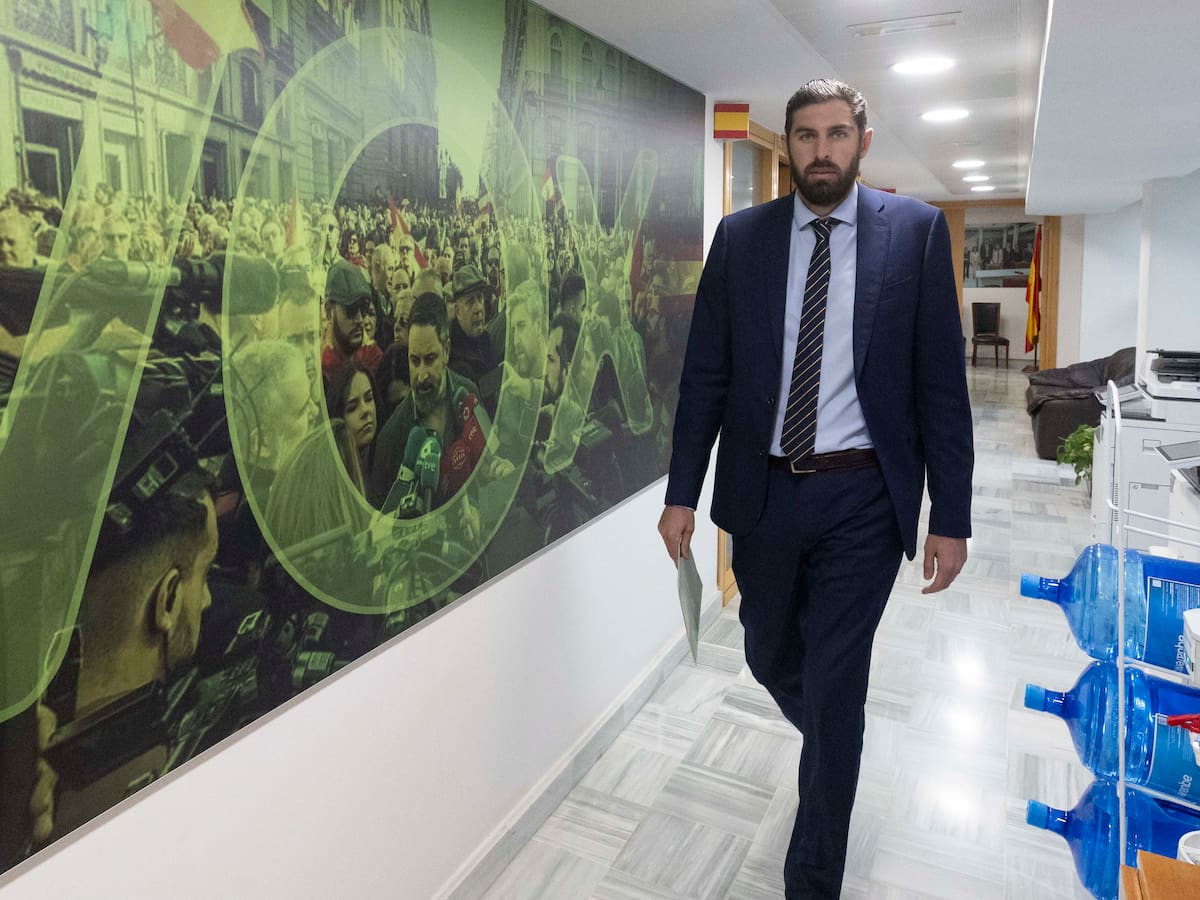 Vox afirma que destituyó a Antelo por supuestas gestiones para beneficiar a su esposa