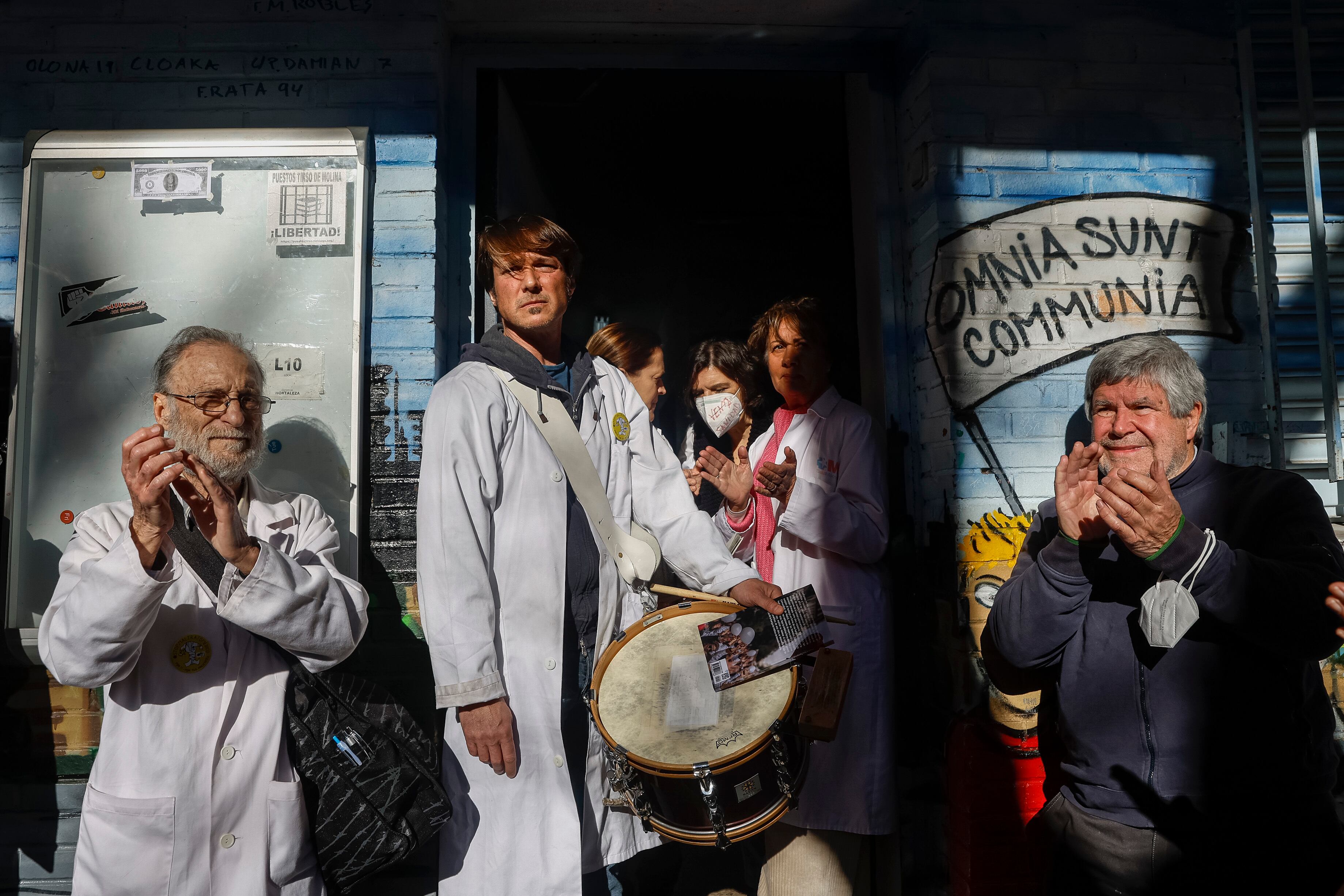 Los médicos de familia y pediatras comienzan un encierro indefinido este jueves en Madrid, para visibilizar la huelga que retomaron la semana pasada y tratar de concienciar a la población sobre la situación actual de la Atención Primaria por la que protestan ante el Gobierno de la Comunidad de Madrid.