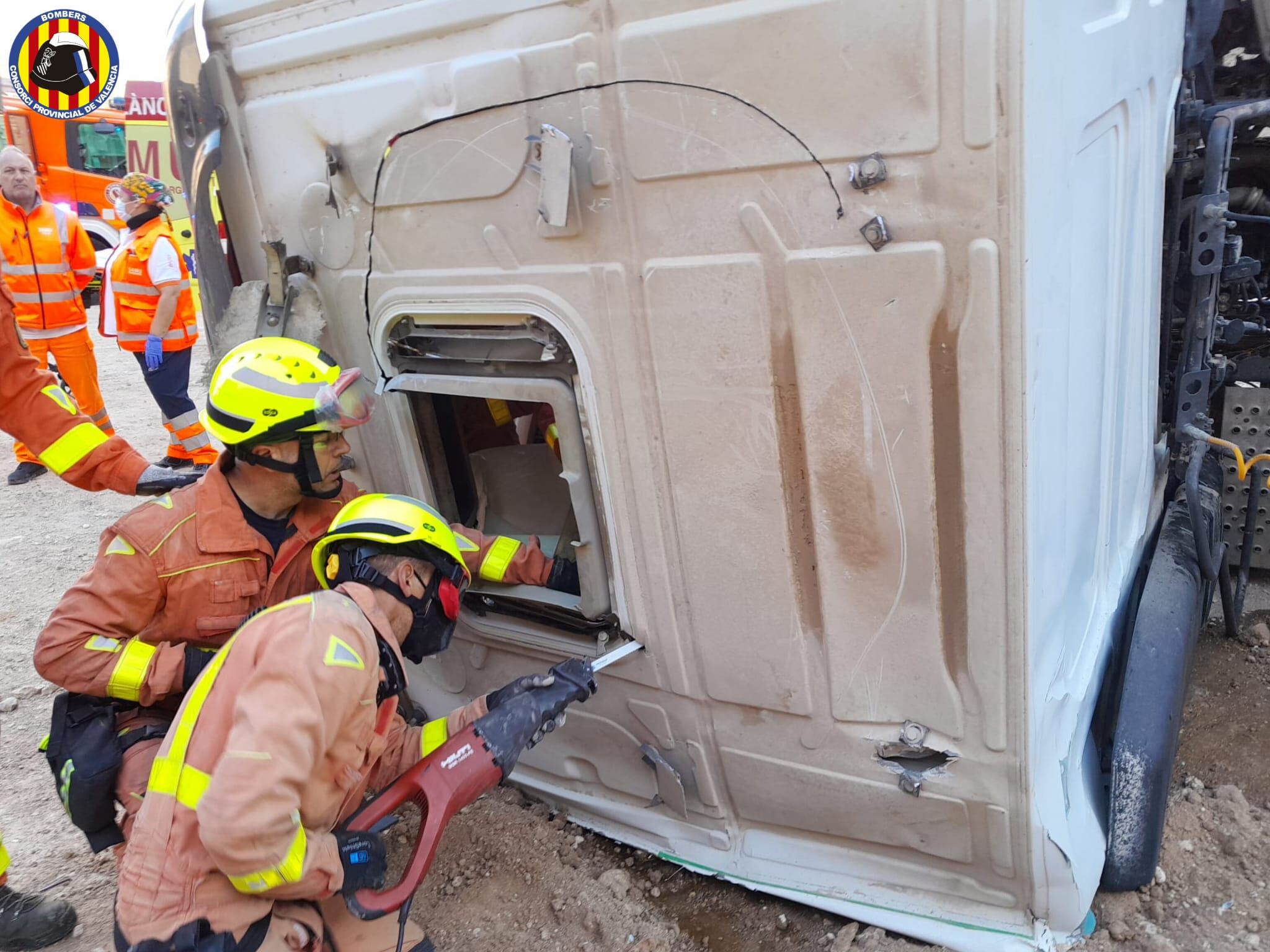 Els bombers excarcerant al conductor del camió a Atzeneta d'Albaida
