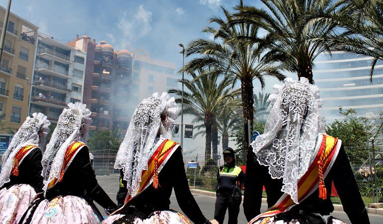 Belleas de Alicante en unas de las mascletas de las Hogueras 2016