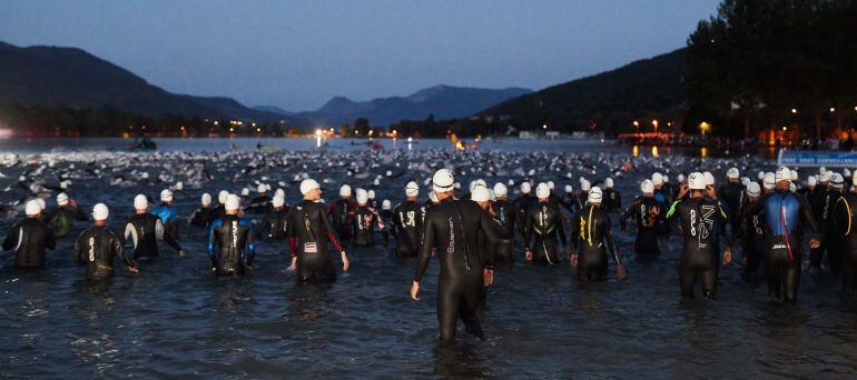 Los participantes en la prueba de natación del triatlón Embrunman 2018