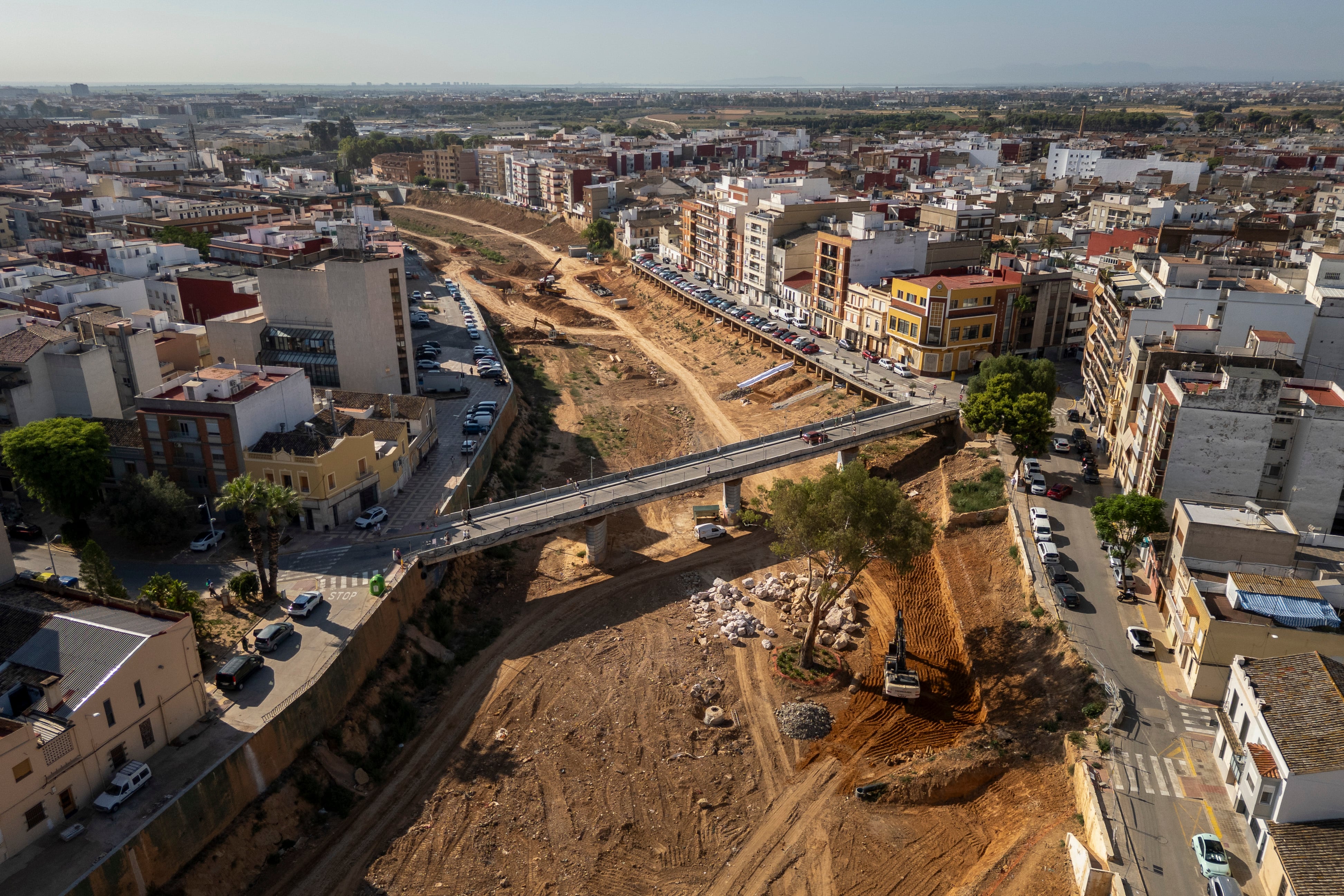 GRAFCVA8796. PAIPORTA (VALENCIA), 28/07/2025.- Fotografía tomada con dron este lunes del barranco del Poyo a su paso por Paiporta cuando la dana de Valencia en cuyas inundaciones murieron 228 personas cumple nueve meses este martes. EFE/Biel Aliño
