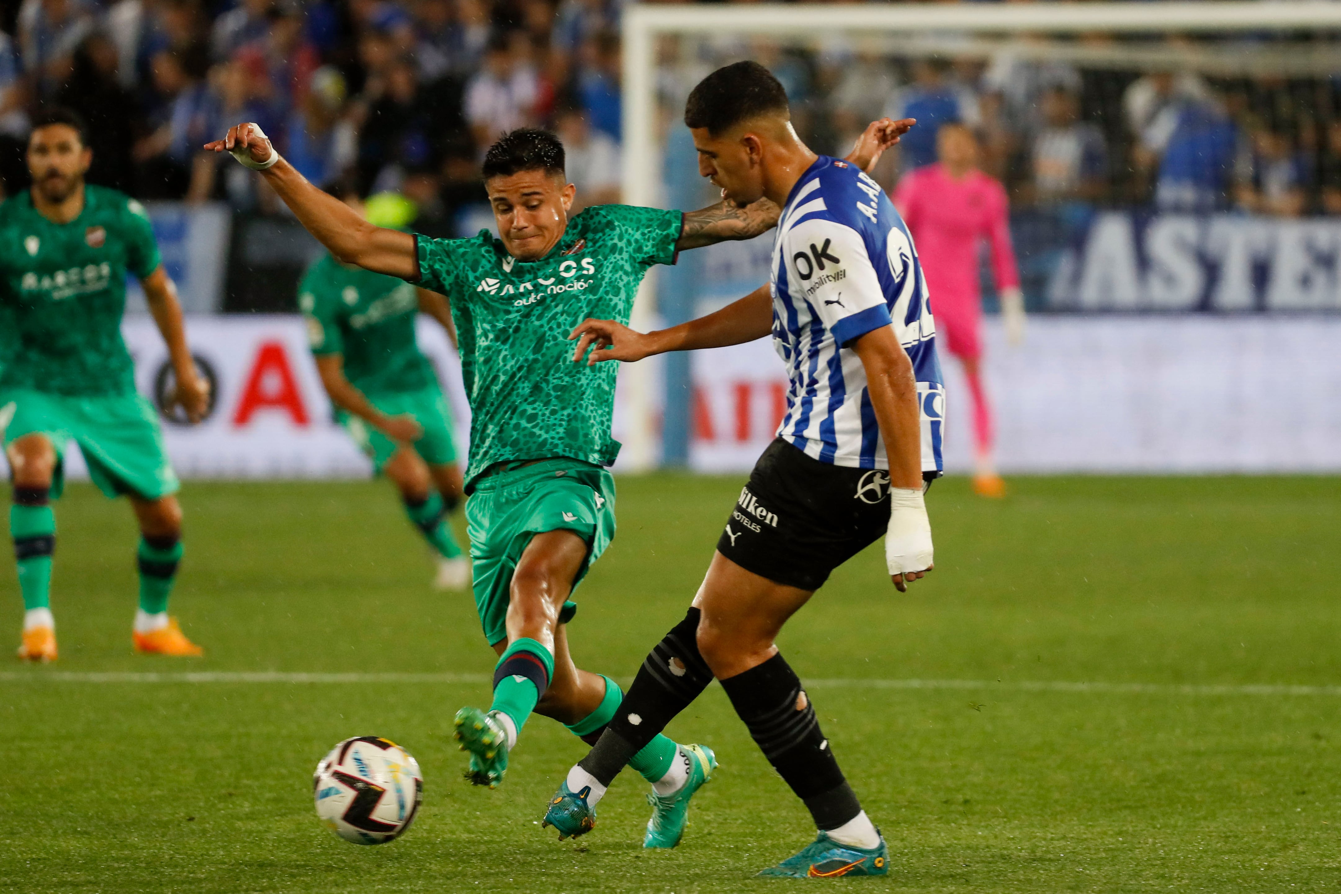 Abqar y Brugé, durante la ida de la final del playoff de acenso a Primera División en Mendizorroza. EFE / David Aguilar.