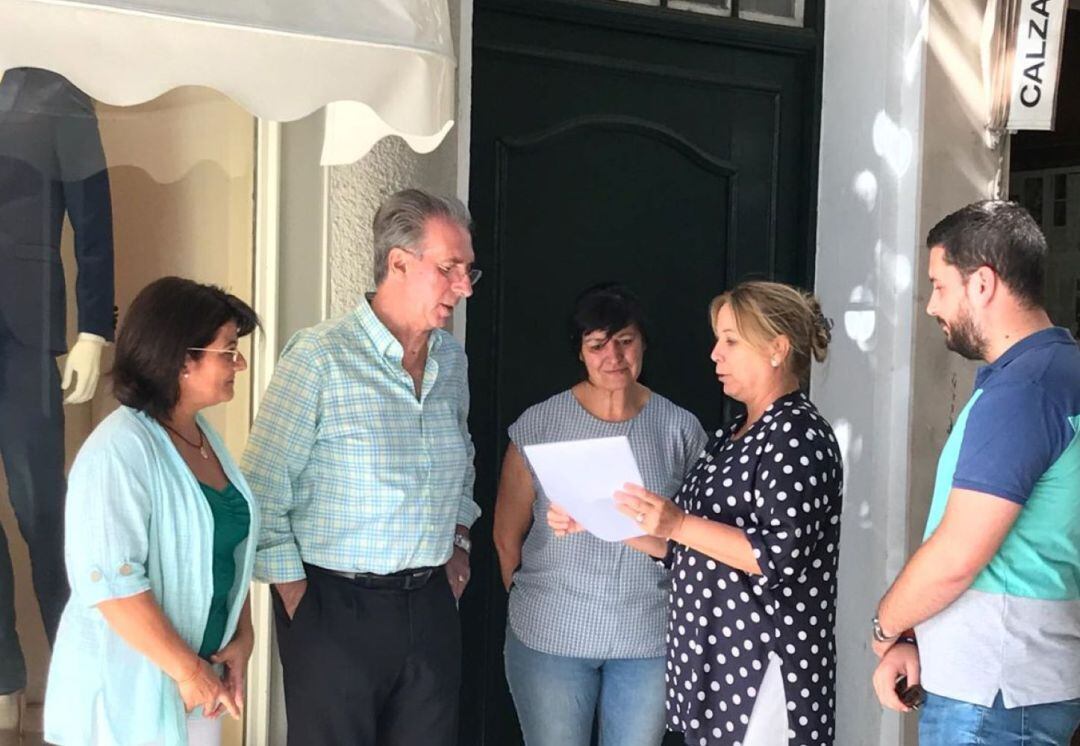 Els populars parlen amb els vesins sobre els problemes que tenen amb els arbres.