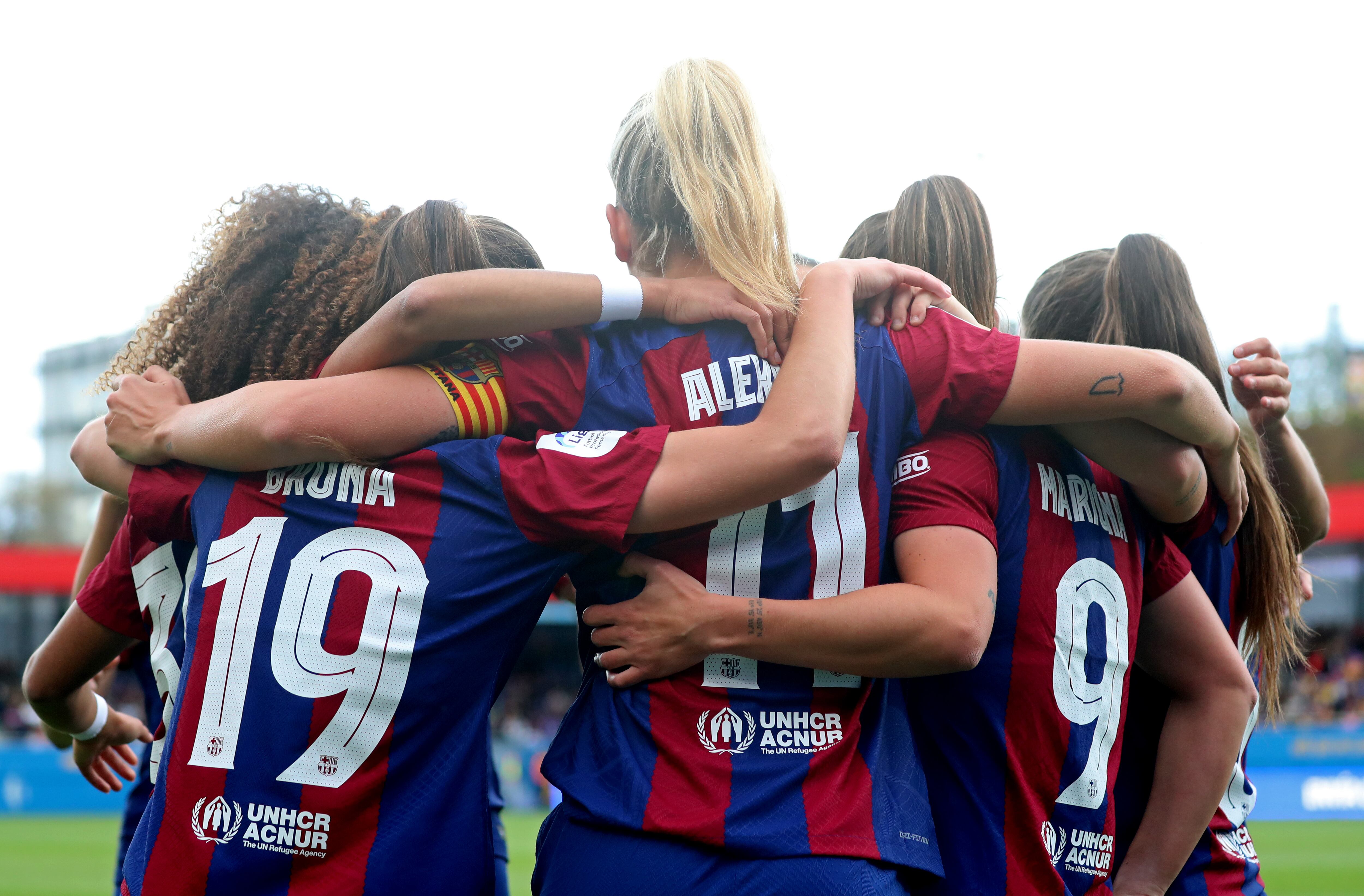 Las futbolistas del FC Barcelona femenino festejan un gol ante el Madrid CFF