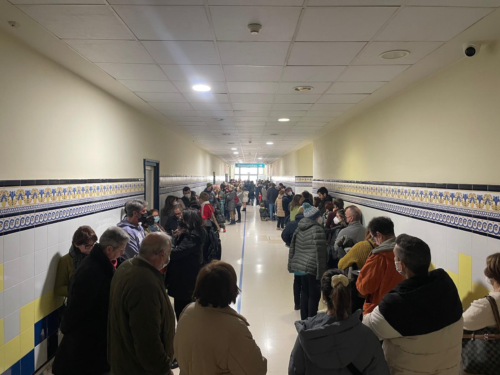 Largas filas y esperas para recibir la vacuna contra la gripe y el covid en el hospital Provincial de Zaragoza