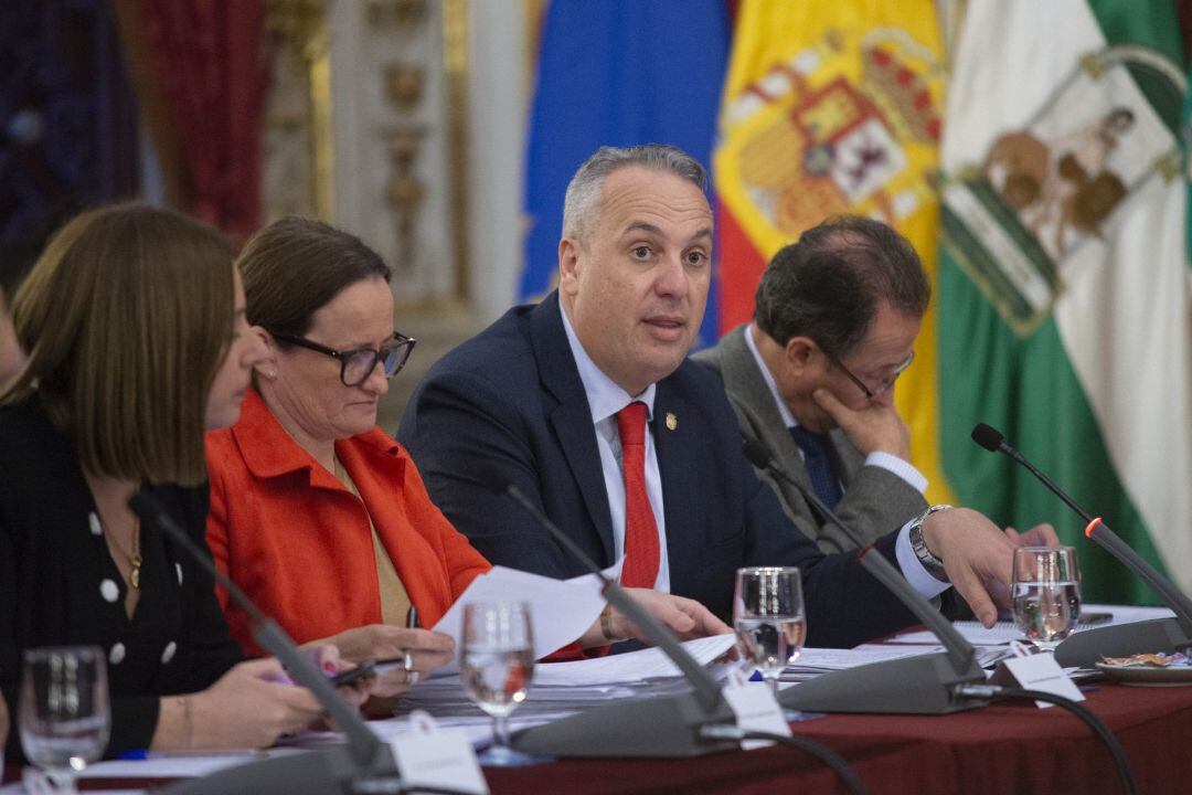 El portavoz del PSOE, Juan Carlos Ruiz Boix, durante un pleno de Diputación