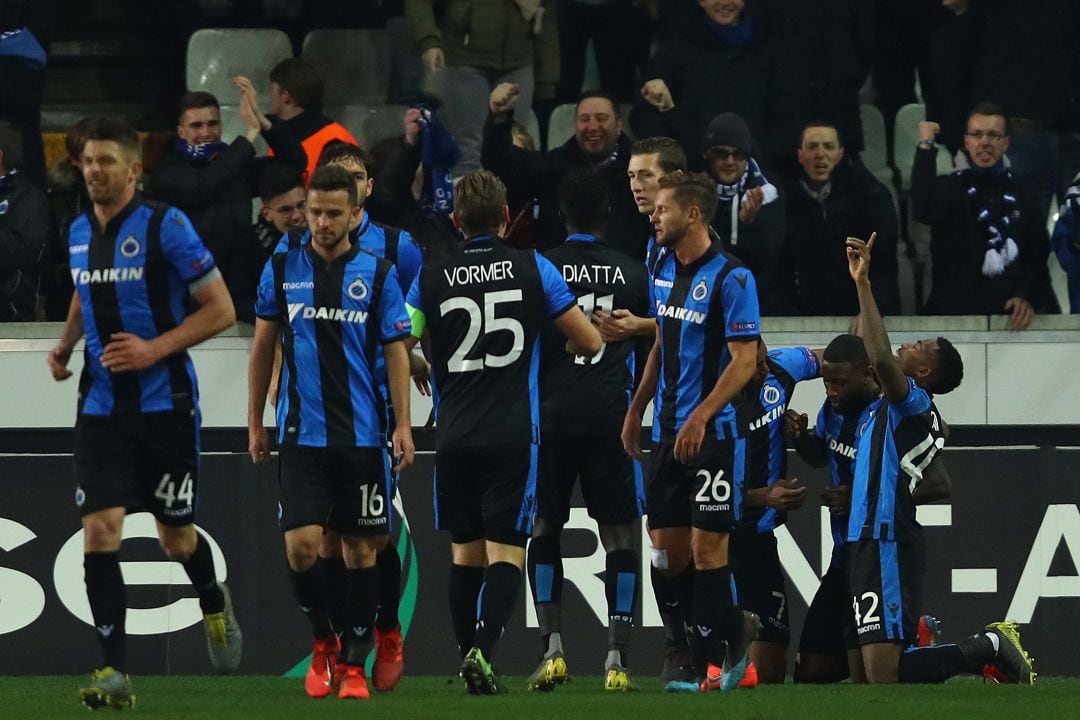 Futbolistas del Brujas celebrando un gol