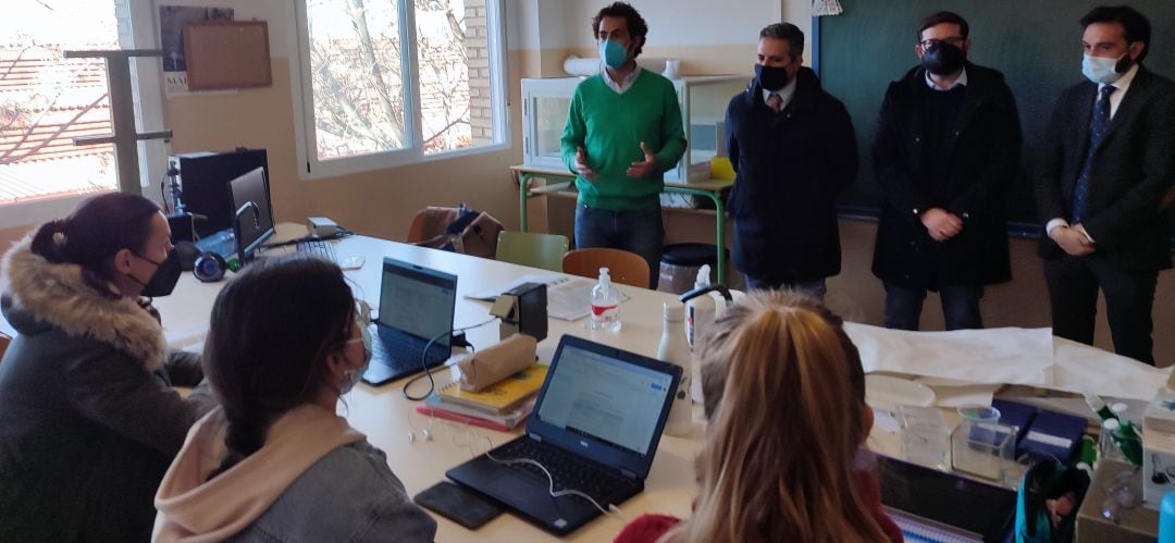 Visita de los delegados al IES &#039;Los Cerros&#039; de Úbeda en el marco del programa INNICIA de cultura emprendedora.