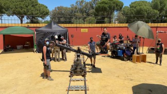 Personal de rodaje de "El mundo es suyo. Vol. 2" en la finca de El Esparragal