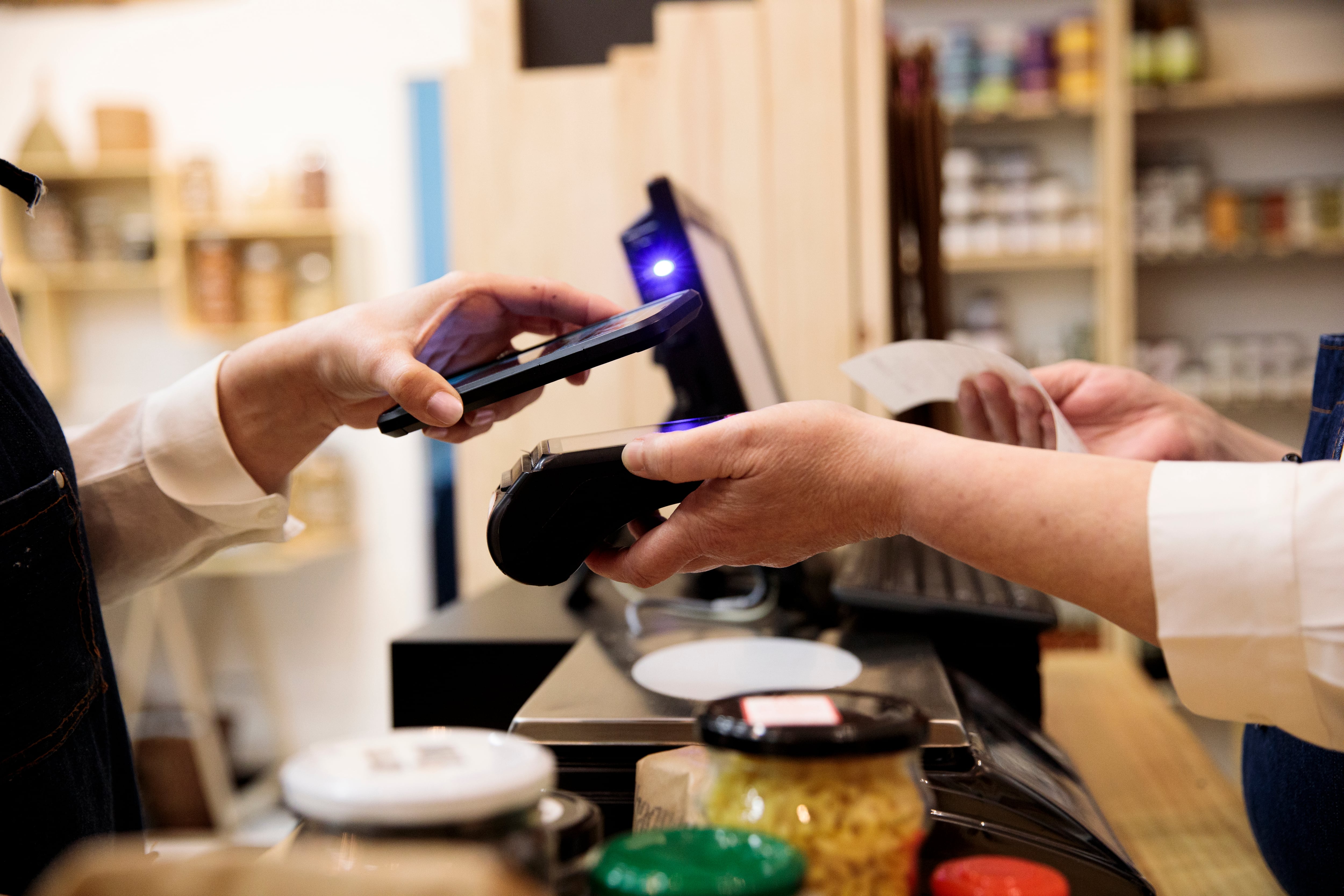 Pago de la compra a través del móvil en un comercio físico.