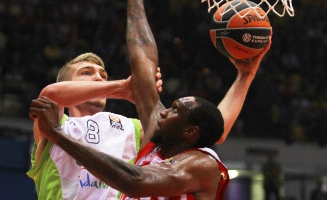 Domantas Sabonis intenta anotar ante la presencia de Cedric Simmons