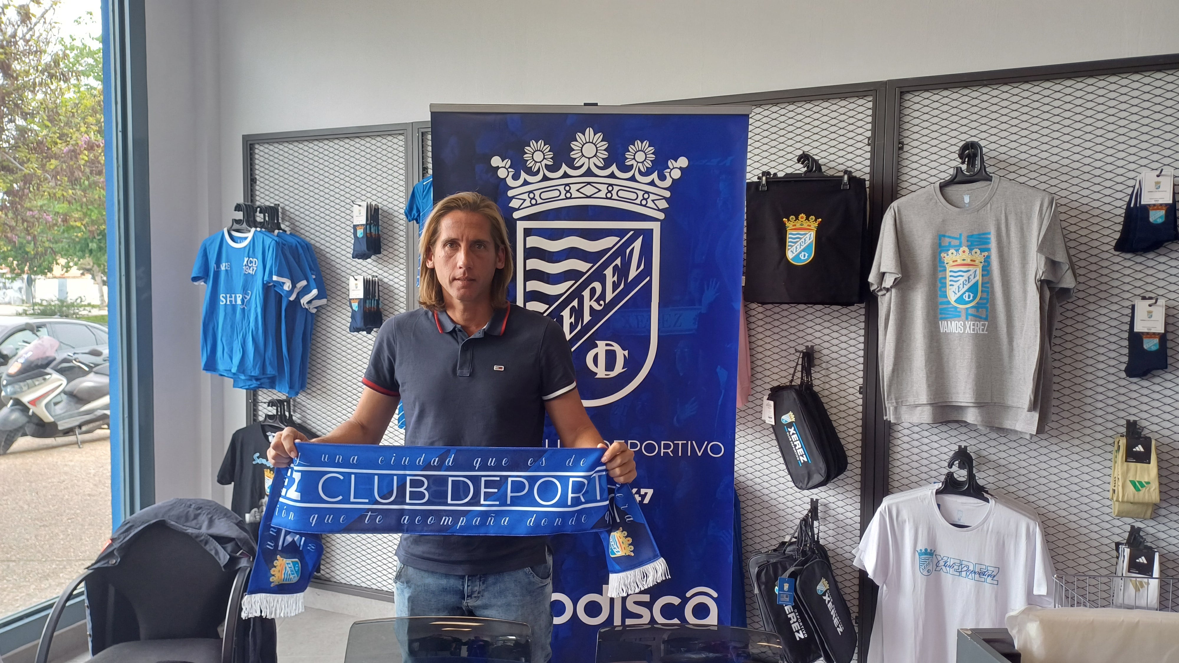 José Carlos &#039;Checa&#039; posando con la bufanda del Xerez CDg