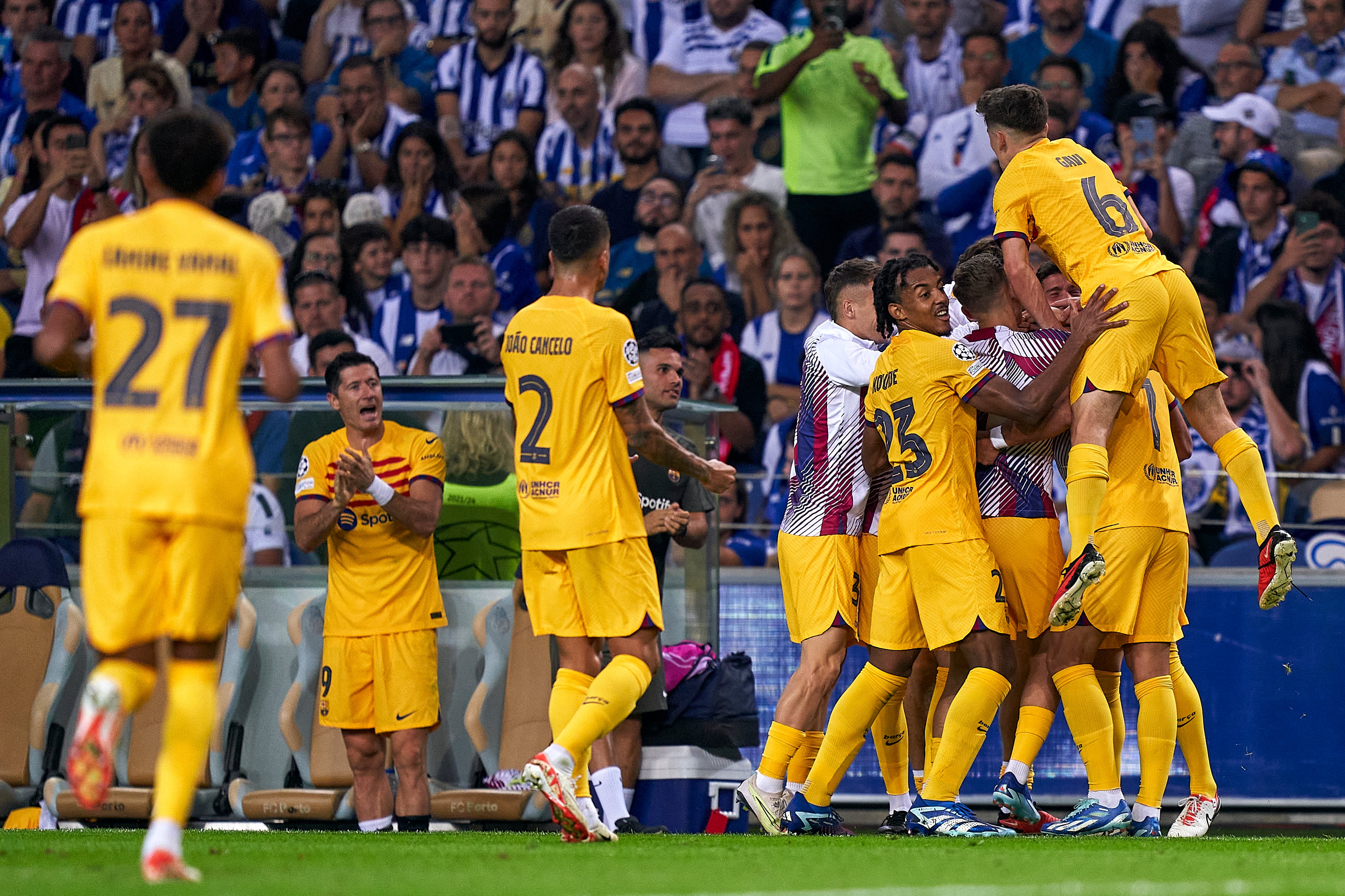 Los jugadores del Barça celebran el tanto de Ferran Torres ante el Oporto en la Champions League.