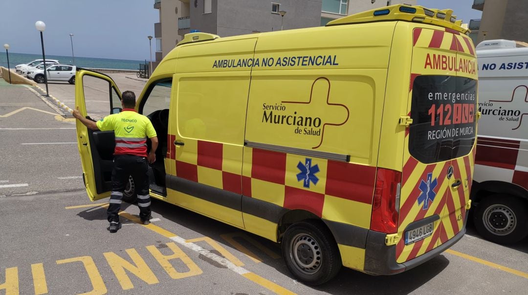 Imagen de una de las ambulancias que refuerzan el servicio en las zonas de playa