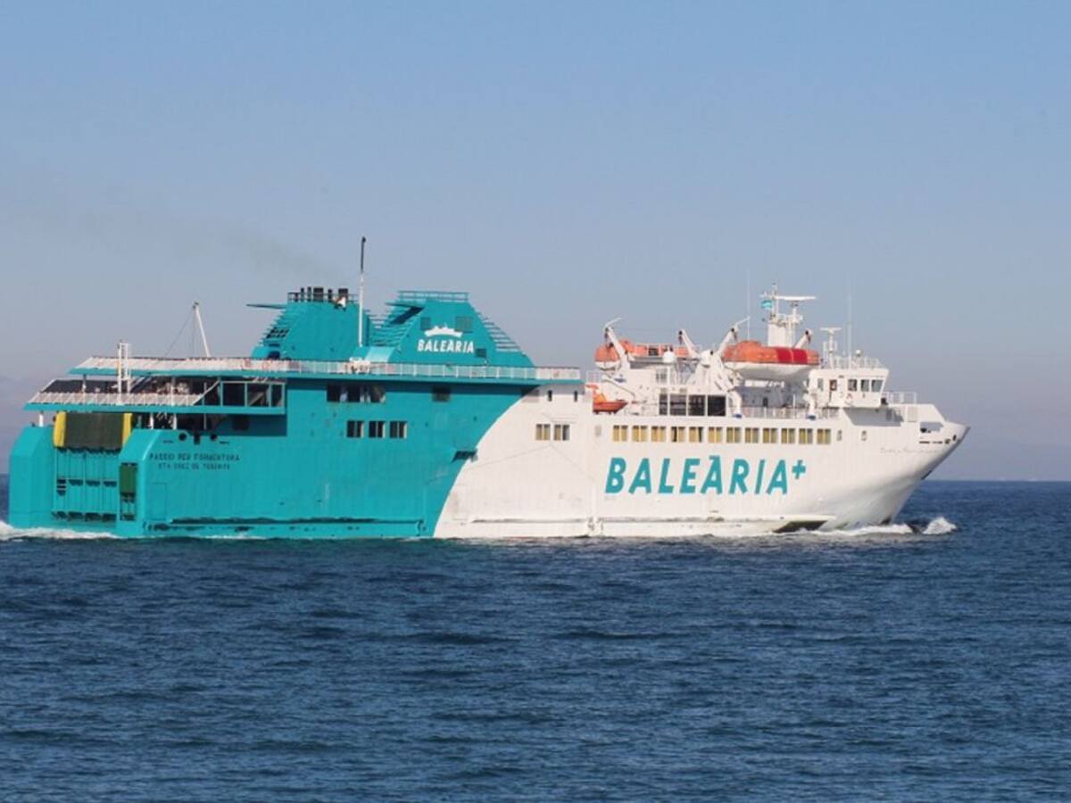 El 'Passió per Formentera', detenido en el Estrecho para recoger una patera