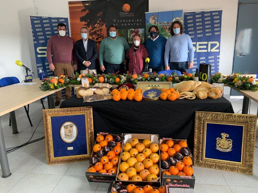 Salomón Hachuel junto a los invitados del especial Hoy por Hoy Sevilla desde Brenes