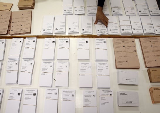 GRA039. PAMPLONA, 18/12/2015.- El Ayuntamiento de Pamplona ha comenzado a primera horas de esta mañana el montaje de las 200 mesas repartidas por los 23 colegios electorales que este próximo domingo funcionarán en la capital navarra .En los días previos y