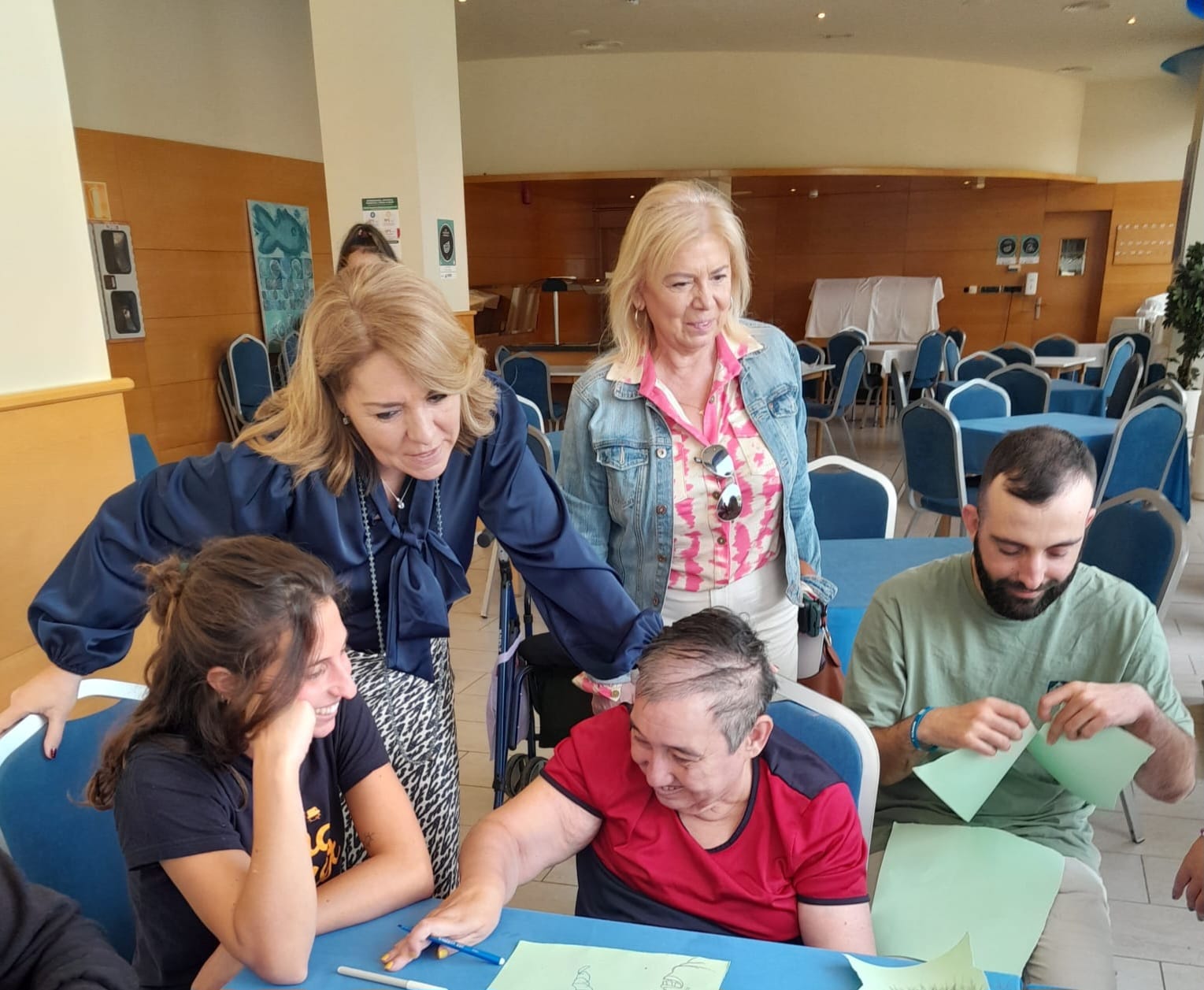 La vicepresidenta segunda y consellera de Servicios Sociales, Igualdad y Vivienda, Susana Camarero, ha visitado en El Albir a personas con discapacidad intelectual usuarias de las Estancias Vacacionales de Semana Santa y Pascua