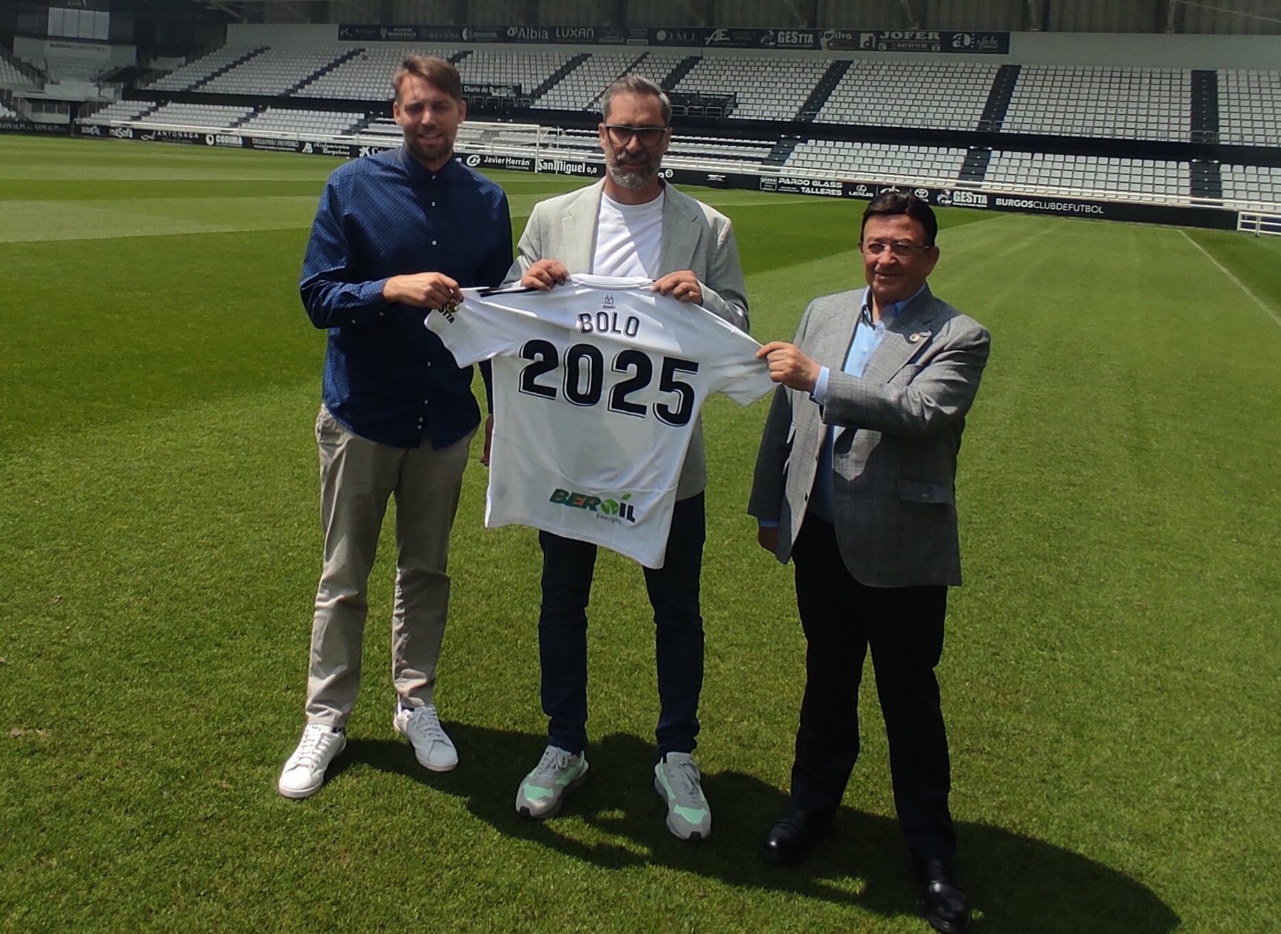 Jon Pérez Bolo -centro- acompañado de Miguel Pérez Cuesta 'Michu', director deportivo del Burgos CF; y de Rodrigo Santidrián, presidente del club blanquinegro. / Foto: Radio Castilla