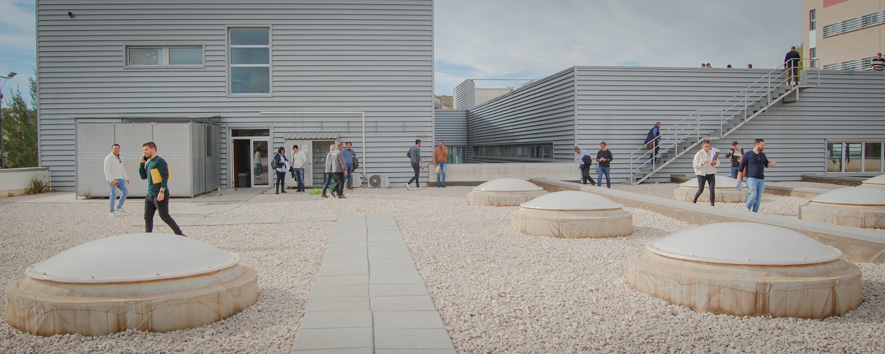 Visita del personal técnico a una de las cubiertas en las que se instalarán las placas fotovoltaicas en el Campus de Espinardo