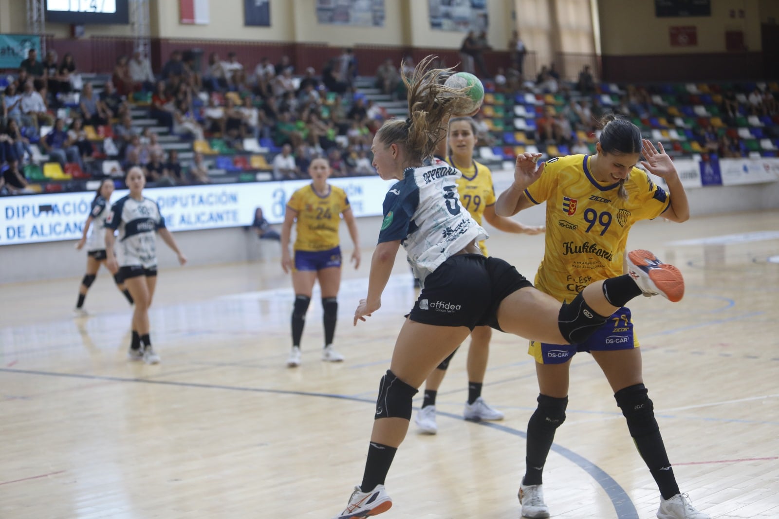 La jugadora del CBM Elche Lisa Oppedal lanza a la portería del Dunajska Streda