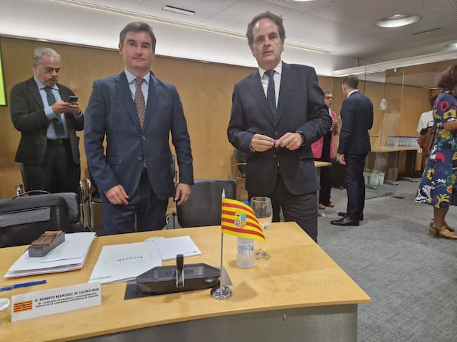 El consejero aragonés, Roberto Bermúdez de Castro (derecha), momentos antes de comenzar el Consejo de Política Fiscal y Financiera. DGA
