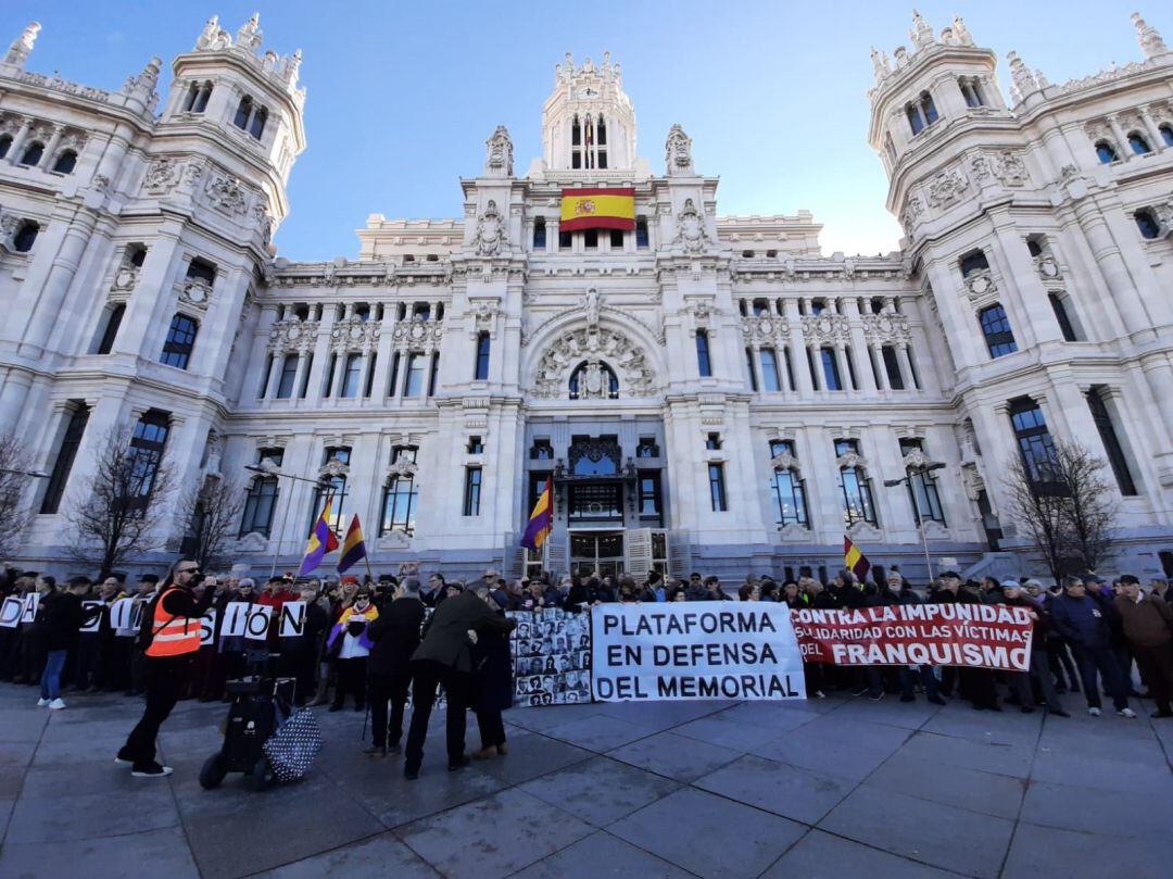 Un centenar de personas exige frente a Cibeles devolver al memorial de La Almudena las placas con nombres de fusilados