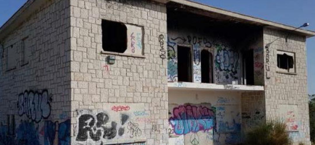 Uno de los edificios de los terrenos de La Marina en Sanse