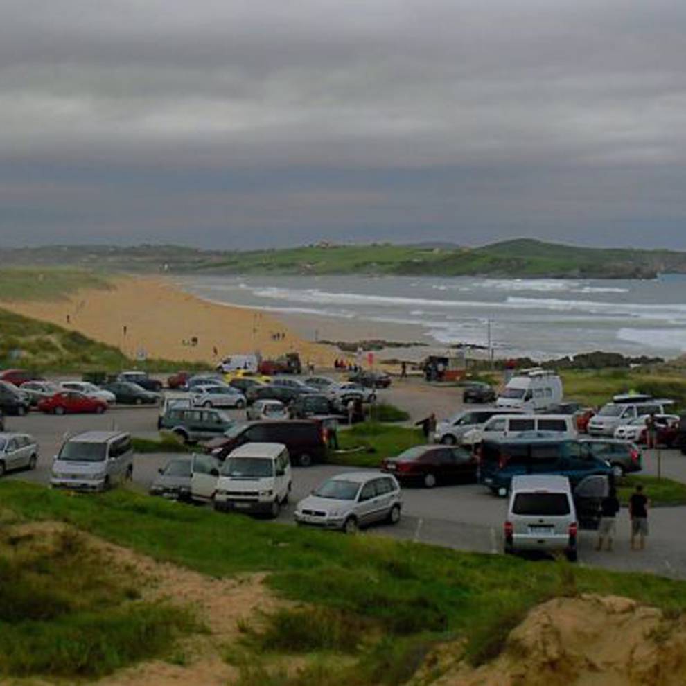 Aparcamiento en la  playa de Liencres.