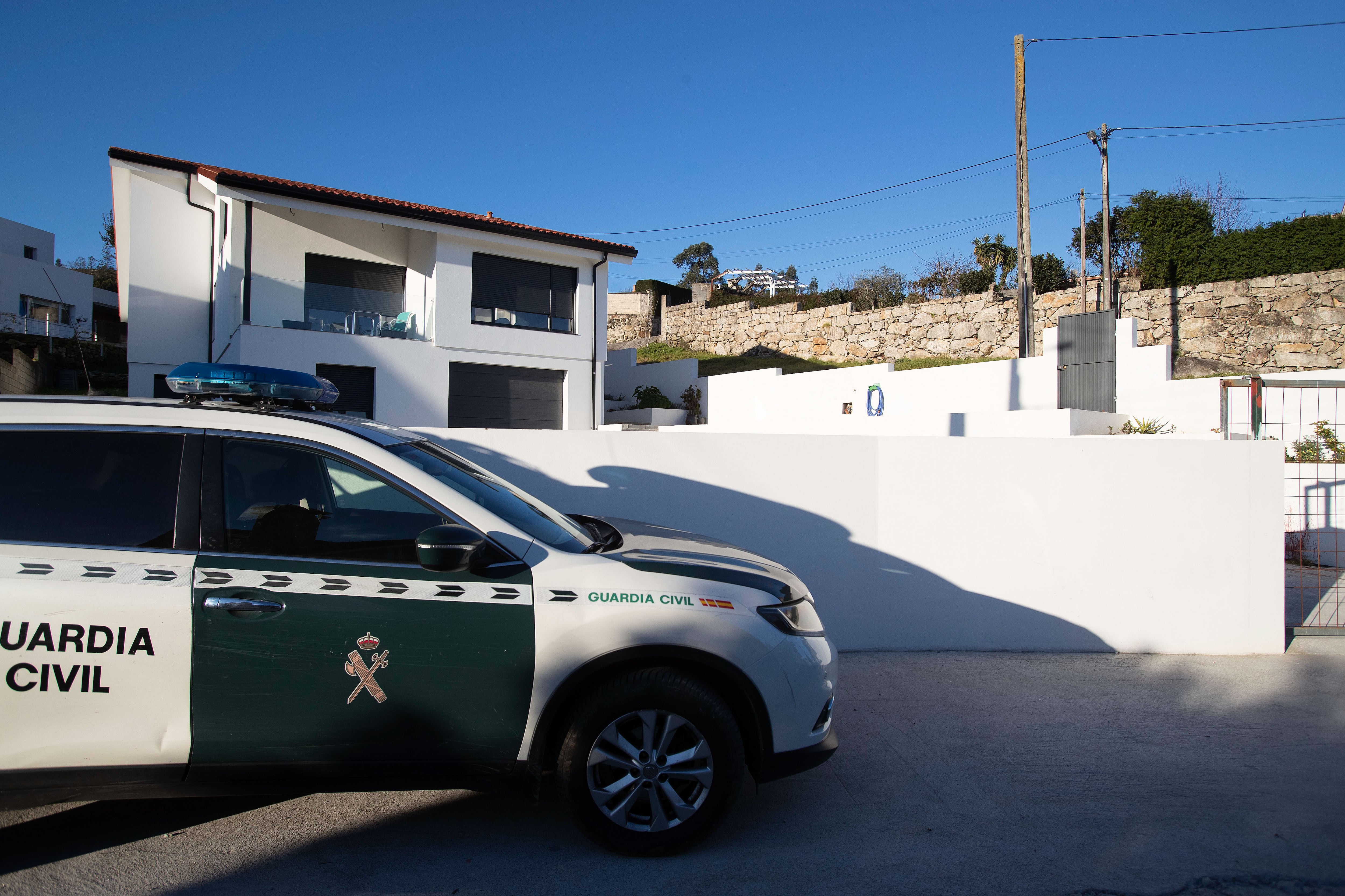 Un vehículo de la Guardia Civil en la vivienda del barrio residencial de Percibilleira, en la villa de Baiona, donde una mujer de 47 años ha sido hallada muerta la pasada noche con un fuerte golpe en la cabeza.