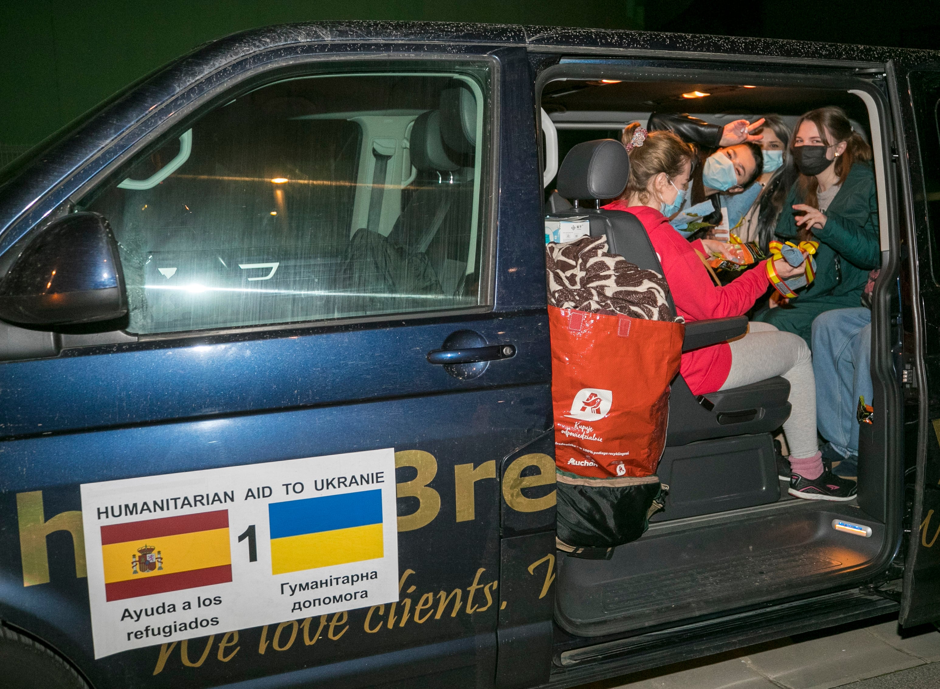 Personas refugiadas a su llegada a Zaragoza en una caravana solidaria