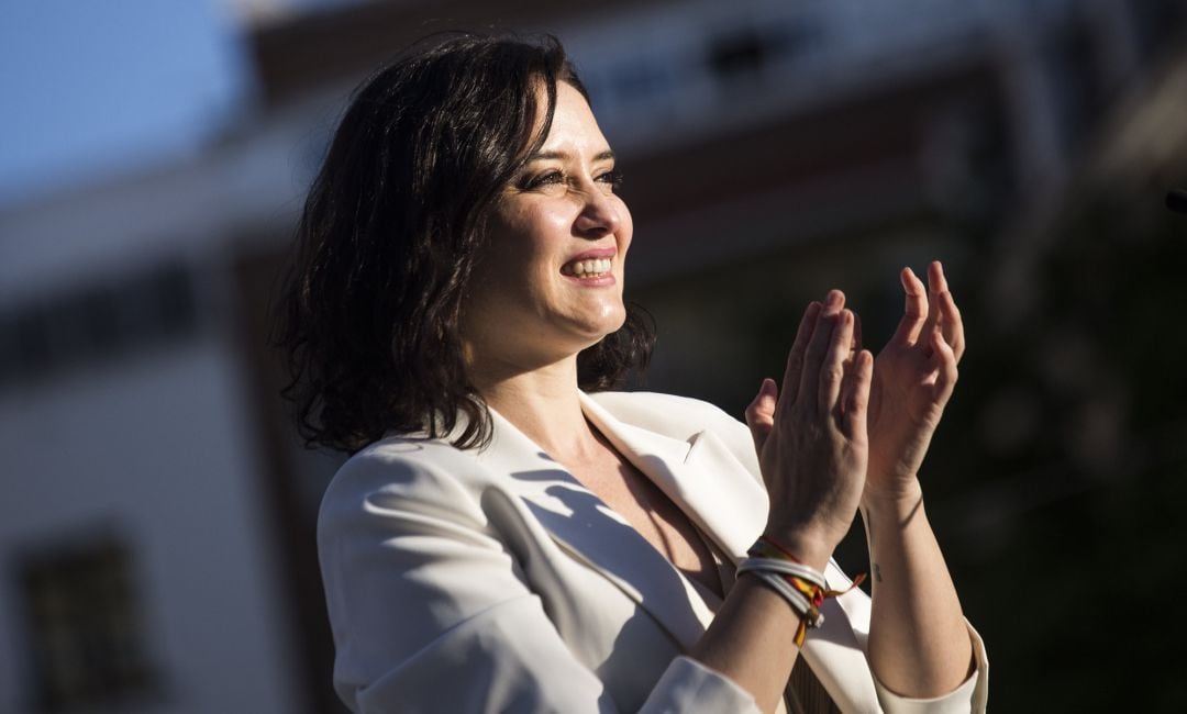 La candidata a la reelección en las elecciones madrileñas, Isabel Díaz Ayuso, durante el acto de pegada de carteles del partido de cara a las elecciones madrileñas.