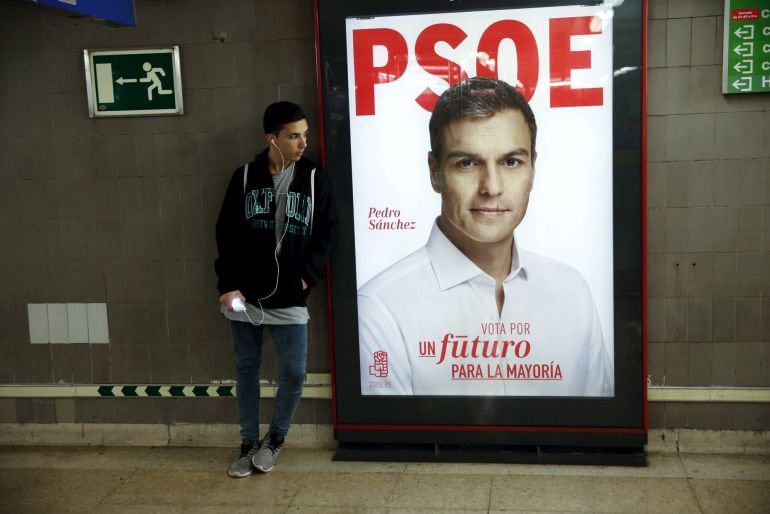 Póster de la campaña del PSOE con su candidato a la presidencia del Gobierno, Pedro Sánchez. 