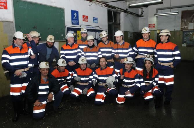 El piloto español juntos con trabajodores de la mina del Pozo San Nicolás y miembros de la redacción de deportes de la Cadena SER. [Foto: Pedro Menédez]