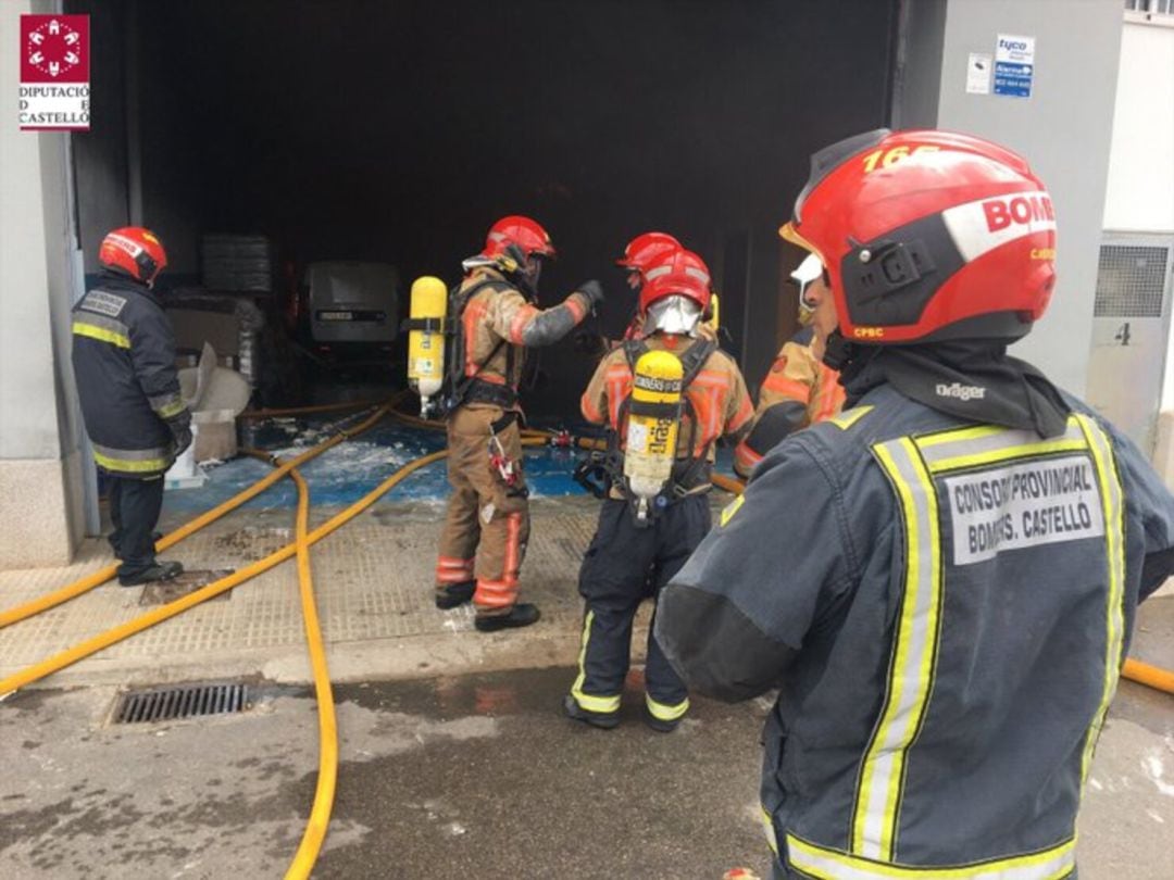 Los bomberos actúan en una nave industrial