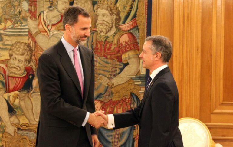 Felipe VI saluda al lehendakari, Iñigo Urkullu