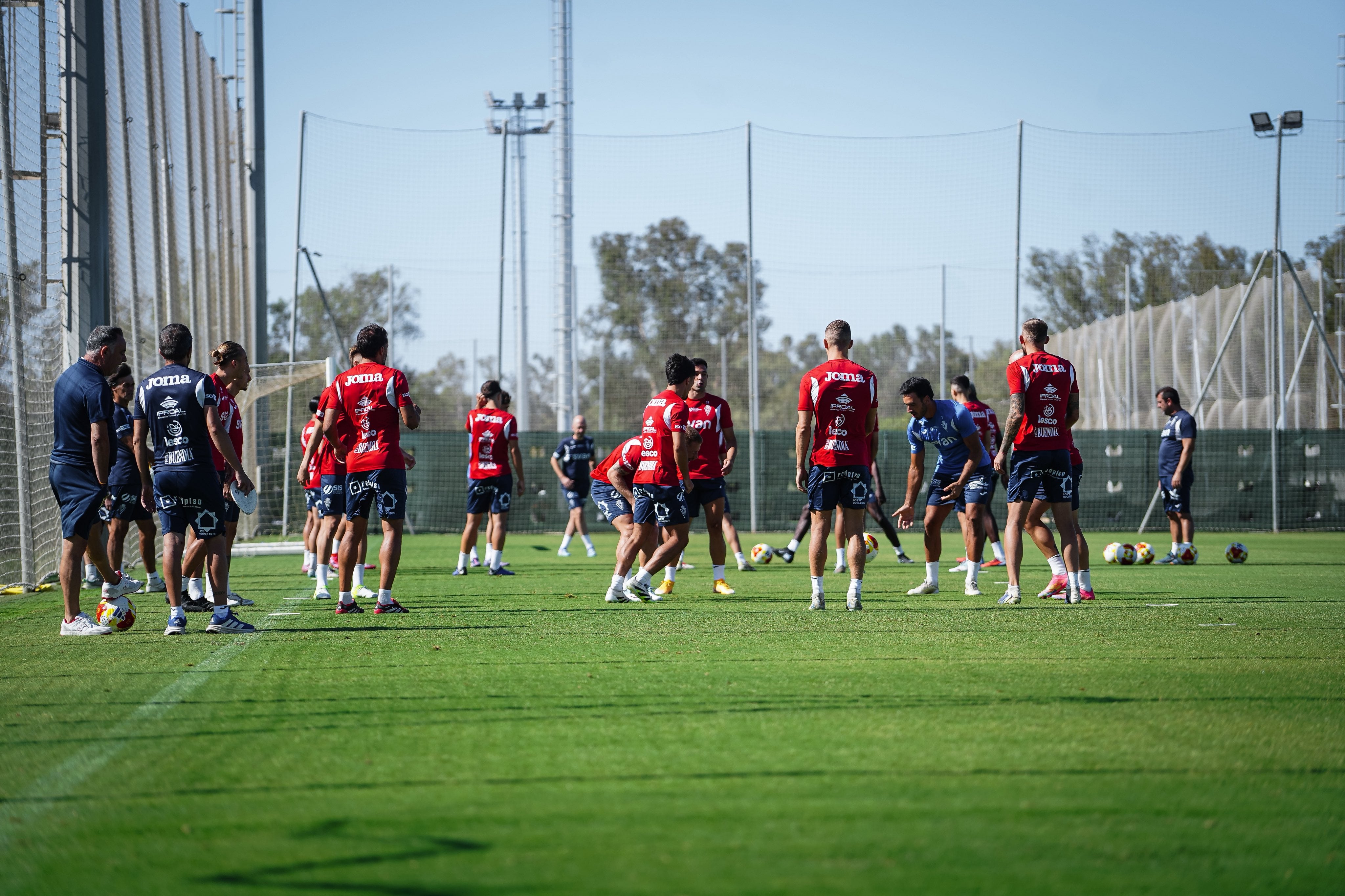 Entrenamiento del Real Murcia en septiembre de 2025, en Pinatar Arena.
