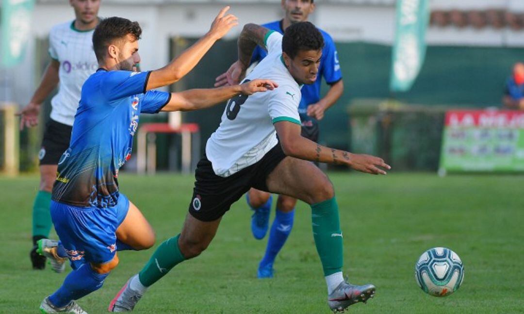 Nico Santos, con el primer equipo del Racing, ante Rasines durante la pasada pretemporada